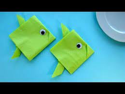 Achten sie beim falten darauf, dass lediglich die falte an der oberen spitze ein wenig nachgestrichen wird, der rest jedoch ohne falte bleibt. Servietten Falten Einfach Fisch Tischdeko Fur Taufe Kommunion Kindergeburtstag Youtube