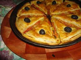 Emballer le beurre dans un film et l'aplatir avec la paume de la main ou le rouleau. Coca Algerienne Pizza Couverte