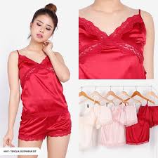 Bentuk desain yang indah dan teknis yang unik menciptakan pakaian yang kontur dan mendewakan bentuk perempuan. Baju Tidur Satin Motif