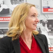 Dorothy Salinas's Instagram, Twitter & Facebook