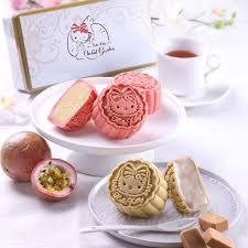 23 Baked Ginseng Custard Paste Mooncake Feng Shui Inn Resorts World Sentosa In 2020 Moon Cake Mooncake Festival Butterscotch Ice Cream