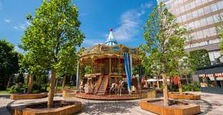 Copii, adolescenți și adulți totodată. MuzicÄ Cinema In Aer Liber Statui Vivante Èi Teatru Pentru Copii Toate La Iulius Town