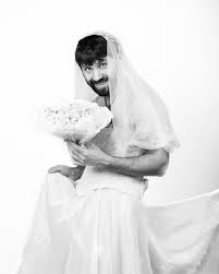 Doch beides war ihr zu wenig. Bartiger Mann Im Hochzeitskleid Einer Frau Auf Ihrem Nackten Korper Haftend Der Rebe An Gesichtes Verziehen Gesichtes Verziehen Stockbild Bild Von Nahaufnahme Feier 70768425