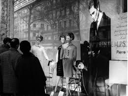 Pierre cardin moda gotica moda vintage moda emo abiti vintage vintage outfits vestiti vintage gonna a matita nera style. Pierre Cardin E La Moda I Suoi Abiti Tra Forme Geometriche E Futuristiche Corriere It