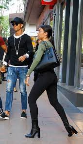Georgina learned dance before changing careers to modelling after studying english in london. Georgina Rodriguez Ropa Casual Hombre Maduro Ropa Casual Hombres Moda Hombre