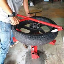 Mesin pembuka dan pemasang ban mobil otomatis, bisa digunakan pada velg dengan ukuran maximu 24 inchi dan diameter ban 1100 mm, mesin ini sangat mudah digunakan, proses pengerjaan menjadi cepat dan berkualitas tinggi, harga terjangkau dan mesin bergaransi. Alat Pembuka Ban Tubeless Motor Manual Berbagai Alat