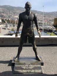 A statue of cristiano ronaldo was unveiled on sunday in madeira, portugal, the island where the star soccer player grew up. Cristiano Ronaldo Auf Madeira Wegtraumen De