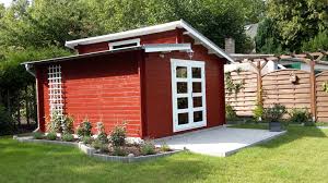 Pultdach Gartenhaus In Schwedenrot Und Weiss In Einem Gemutlichen Garten Umgeben Von Einer Terrasse Und Einem Farblich Pass Gartenhaus Pultdach Gartenhaus Und Haus