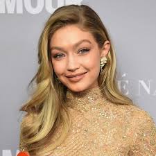 The model unveiled inches on inches for the 2019 cfdas. Gigi Hadid Model Verrat Den Namen Seiner Tochter Gala De