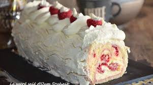 Buche A La Creme Patissiere Vanille Et Framboises Le Sucre Sale D Oum Souhaib Patissiere Buche De Noel Creme Patissiere Creme Patissiere Vanille