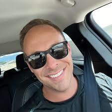 Alex Hadley's Instagram, Twitter & Facebook