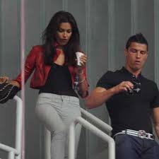 Stai cercando informazioni su ronaldo frau o sulla sua famiglia, che fa di cognome frau? Cristiano Ronaldo Wirft Wegen Modelfreundin Irina Shayk Seine Mutter Aus Dem Haus Fussball