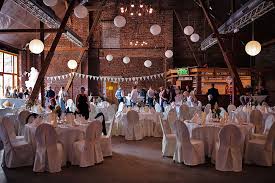 Haus kemnade ist eine zweiteilige anlage im stil der renaissance und des barocks , bestehend aus einem herrenhauskomplex sowie einem östlich vorgelagerten gutshof , der häufig auch als vorburg. Hochzeitslocation Nrw Hochzeit Im Haus Kemnade In Hattingen Slawa Smagin De