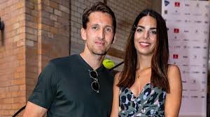 Rene Adler Und Lilli Hollunder Werden Zum Ersten Mal Eltern Eltern Rene Adler Babypause