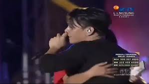 Последние твиты от eira syazira (@eirasyaziras). Nggak Punya Harga Diri Ya Kecoh Sampai Indonesia Pasal Adik Eira Syazira Peluk Cium Ariel Atas Pentas Lobak Merah