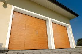 La Porte Basculante Avec Ou Sans Portillon Integre Arkadys De Soprofen Comporte Dans Son Cadre Un Tablier Isole Compose De Trois Pan Porte Garage Portes Garage