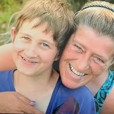 Anyone make Damascus hunting knives in the area?