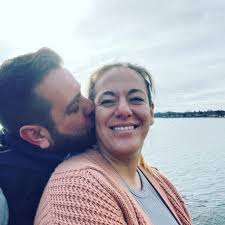 The mama bear is having just as much fun as her cubs ⛳️🐻