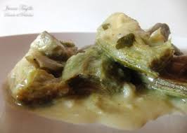 Prepara las alcachofas de igual manera que para cocinarlas en la olla, esta vez retirando bastante del tallo para cocerlo por separado. Alcachofas Al Limon Receta