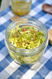 Une Aiguille Dans L Potage Courgettes Crues En Salade Vinaigrette Acidulee Courgette Crue Salade Courgette Courgettes Rapees