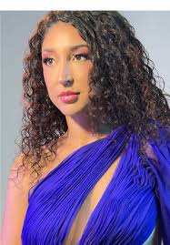 J'ai découvert cette académie de make-up sur Instagram et jy vais de temps  en temps en tant que modèle volontaire. Les élèves appliquent la théorie  sur toi que ce soit make-up et/ou coiffure. Et voici ...