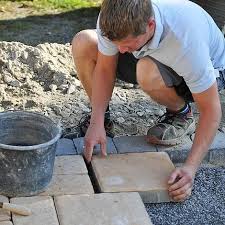 Terrassenplatten Verlegen Schritt Fur Schritt Anleitung Terrassenfliesen Terrasse Pflastern Pflastern Anleitung