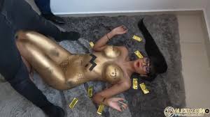 モデルが化粧をしている間にスパイし、非常に興奮します