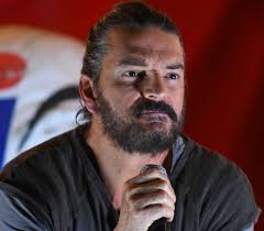 Letras, tablaturas y acordes de guitarra. Ricardo Arjona Pasa Desapercibido Al Viajar En Metro