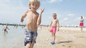 Est une commune française située dans le département du calvados et la région normandie, peuplée de 2 177 habitants. Prendre L Air Sur Les Plages De Ville