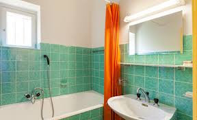 Wir haben für sie eine ausführliche. Bad Vor Der Renovierung Mit Aqua Fliesenfarbe Fliesenlack Auf Wasserbasis 3 In 1 System Grundierung Bathroom Design Trends Bathroom Design Budget Bathroom