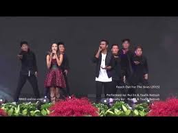Eitoku gakuen is ruled by the flower 4, or otherwise known as the f4, a group of four boys who come from extremely powerful families: Ndp 2005 Theme Song Reach Out For The Skies By Rui En Taufik Litetube