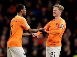 Bonita celebración de wijnaldum y de jong en la victoria ante estonia. Barcelona S Frenkie De Jong Joins Up With Liverpool S Gini Wijnaldum To Send Powerful Anti Racism Message Liverpool Echo