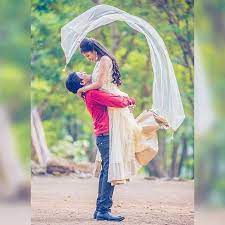 20 Beautiful Pose Ideas For Pre Wedding Shoot Artsycraftsydad Wedding Shoot Indian Wedding Couple Photography Pre Wedding Photoshoot Outdoor