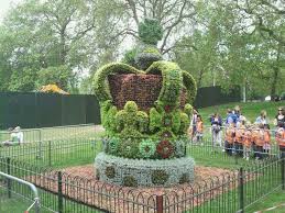 In Honour Of The Jubilee The Royal Parks London Installed A Four Metre Tall Floral Crown In St James Park Fairy Garden Outdoor Gardens Floral Crown