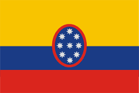 La bandera de colombia, en la actualidad, tiene un diseño en forma rectangular que está compuesto por tres bandas horizontales de colores. Colombia