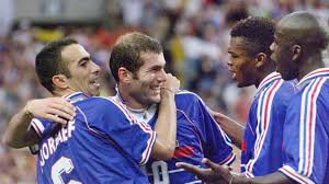 À l'extérieur, nike a fait dans la sobriété. Football Le Maillot De Zidane Porte Lors De La Finale France Bresil En 98 Mis Aux Encheres