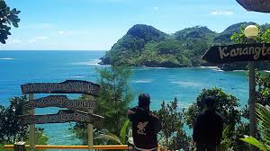 Area hutan, balong, girisubo, gunung kidul, di yogyakarta, indonesia pantai watu bolong atau karang bolong namanya. Pantai Watu Bale Tiket Aktivitas Maret 2021 Travelspromo