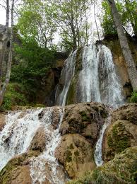 Na vodopadu, voda se preliva preko 35 metara visokog, lakog rupičastog kamena(bigra), po kome je i dobio ime. Vodopad Bigar Pogled Iz Zablje Perspektive Mapio Net