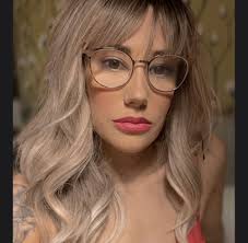 Am looking for someone to remove some old wood plus a bookshelf and chest  of drawers from my garden. Also a couple of metal poles. TIA.