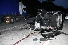 Kemalangan jalan raya boleh berlaku disebabkan oleh faktor pengguna jalan raya faktor pengguna jalan raya adalah. 7 Maut 3 Cedera Polis Sedang Kenal Pasti Waris Kemalangan Treler Mpv Semasa Mstar