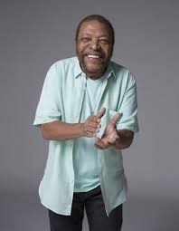 Martinho da vila (born february 12, 1938) is a brazilian singer and composer who is considered to be one of the main representatives of samba and mpb.he is a prolific songwriter, with hundreds of recorded songs across over 40 solo albums. Martinho Da Vila Traz Temas Como Politica E Racismo Em Bandeira Da Fe