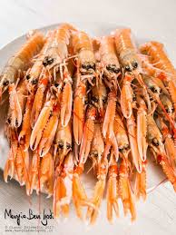 Impiattate le linguine agli scampi componendo ogni piatto con 3 scampi sgusciati più uno intero e servite immediatamente. Linguine Agli Scampi Mangia Bevi Godi Blog Di Cucina E Ricette