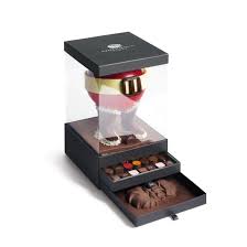 La Grande Sphere Noel Chocolat Blanc Et Noir Accompagnee De Deux Tiroirs D Un Assortime Chocolate Packaging Chocolate Packaging Design Chocolate Box Packaging
