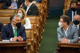 Gulyás gergely miniszterelnökséget vezető miniszter tájékoztatója. Gulyas Megcafolta Orbant Jovo Hettol Heti 120 180 Ezer Pfizer Es Moderna Lesz Elerheto Mindenkinek Szmo Hu