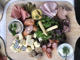 winzerplatte zur fliegenden weinprobe der koblenzer winzer in der seilbahn koblenz weinprobe essen wein