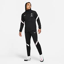 Available in both black and white, the outerwear options builds of nike's iconic hooded windbreaker design but with added padding to combat the colder months ahead. Paris Saint Germain Nike Ae