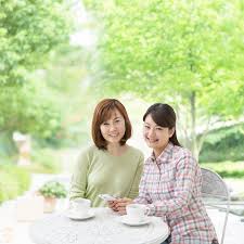カフェテラスでお茶をする母と娘 11004104807 の写真素材 イラスト素材 アマナイメージズ