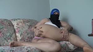 Nude Arab mom shows off toy fucking her fat cunt in XXX solo | AREA51.PORN