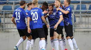 In der tabelle verbesserte sich berlin (31 punkte) auf den 14. Nur Rechnerisch Noch Nicht Klar Arminia Bielefeld Praktisch Aufgestiegen Zdfheute