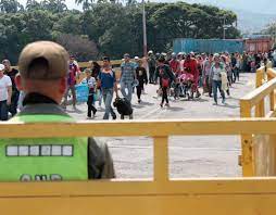 Informacion de ultima hora, la frontera venezuela colombia ya no hay paso por la trocha ahora las personas cruzan por el puente a pesar de los obstaculos. Remueven Contenedores De La Frontera Con Venezuela Tras Reabrir El Paso